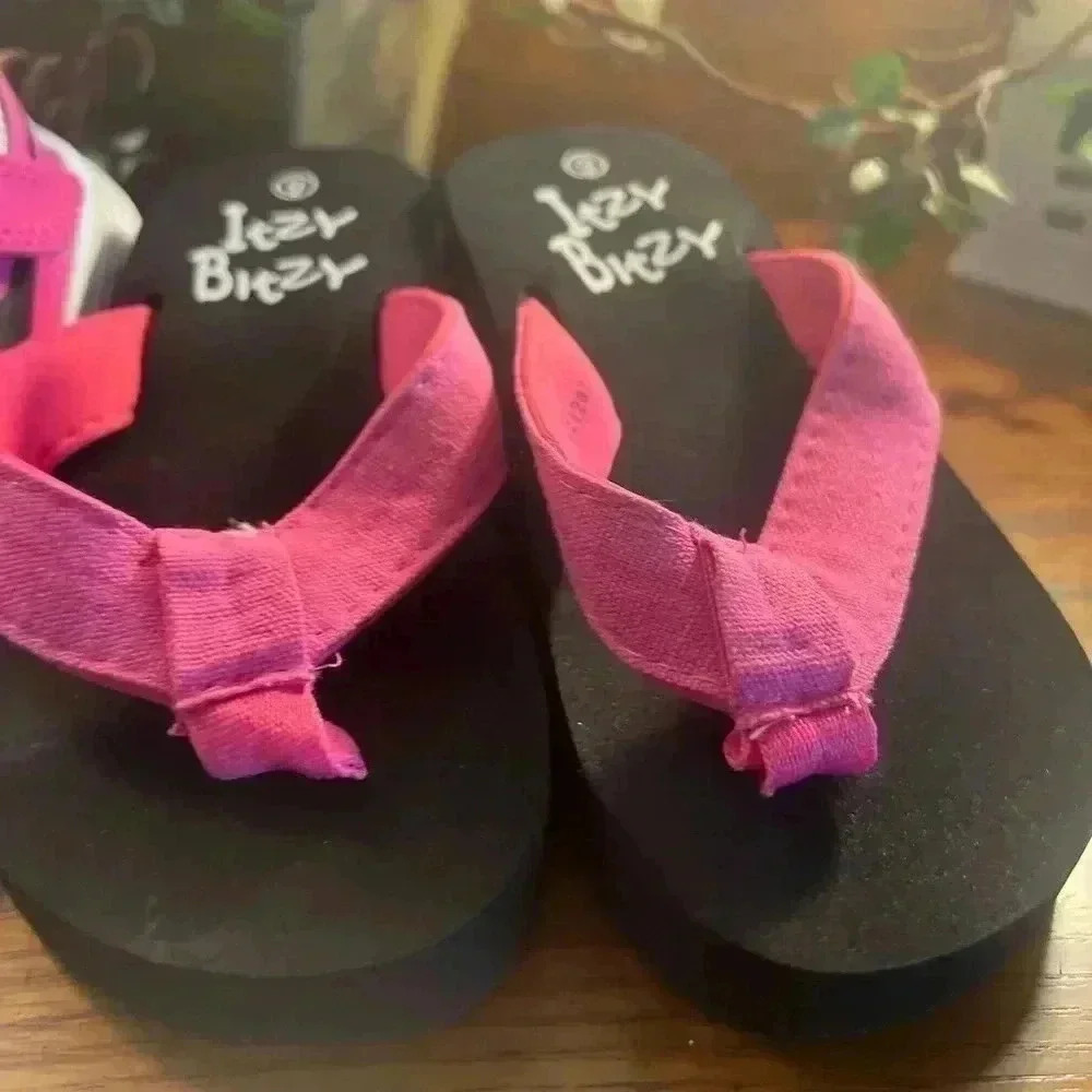 SELLING AS A LOT BITH SIZE 9 NIKE SNEAKERS & ITZY BITZY FLIP FLOPS - Picture 4 of 10
